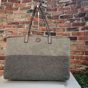 Stylish Gray Tote Bag with Spacious Design